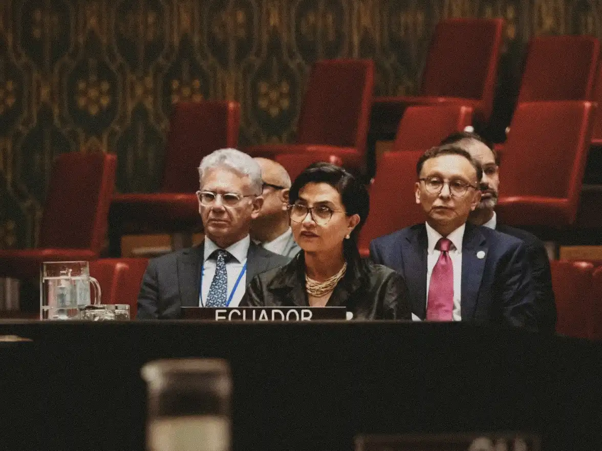 Ecuadorian delegation at the UN General Assembly in New York, while outside, Indigenous peoples from the Amazon protested against the government's oil plans. Photo: Ministry of Foreign Affairs of Ecuador.