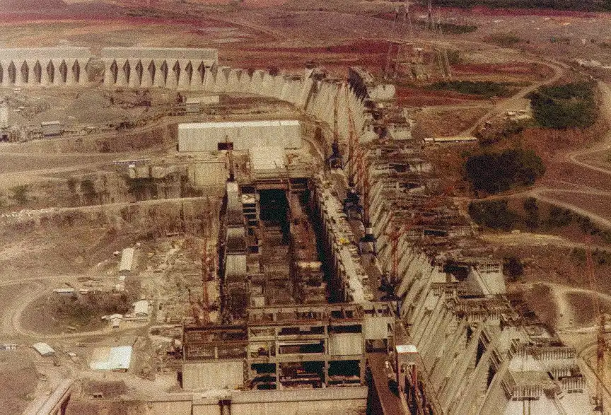 Construction of the Itaipú Dam on the Paraná River, 1979. Photo: Itaipú Binacional.