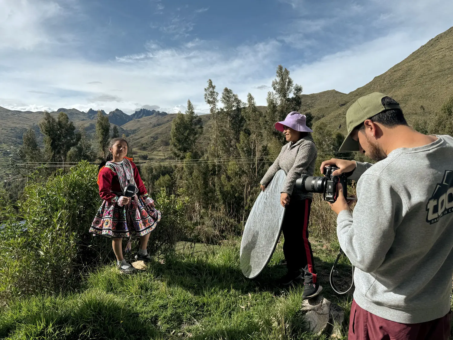 Jorge Carrasco (filmmaking) and Silvia Huamán (production support), alongside presenter Camila Tapara. Photo: Sapiens.
