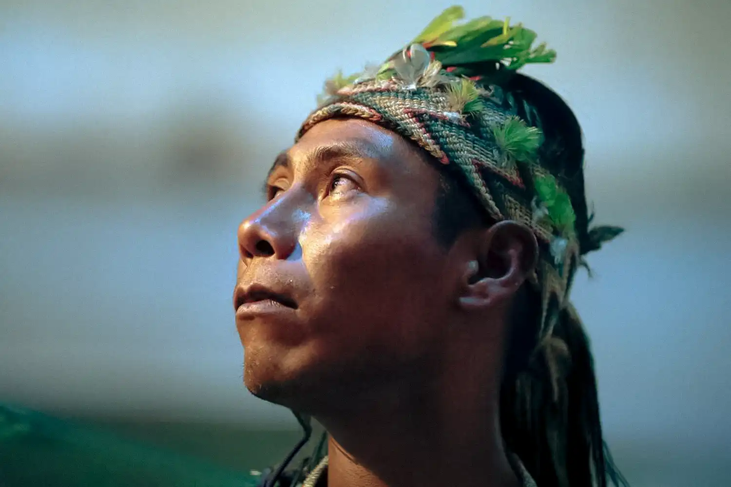 A member of the Ava Guaraní Paranaense indigenous community takes part in a demonstration in front of the Ministry of Foreign Affairs. Asunción, 2025. Photo: Juan Pablo Pino.