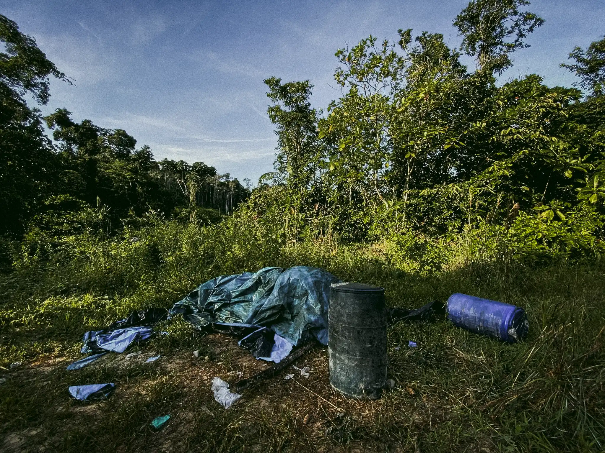 Drums of chemicals used in drug production, abandoned or waiting to be collected. Credit: Mongabay Latam.