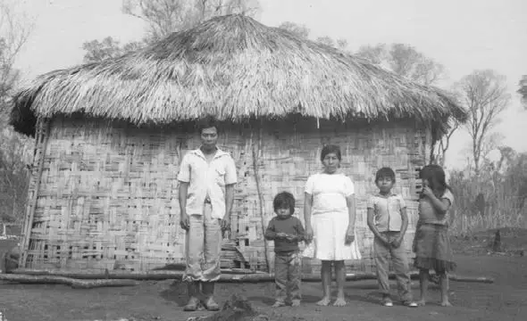 Avá Guaraní family in Tekoha Guasu Okoy Jakutinga, before being displaced by the construction of Itaipú. Photo: Cimi Collection.
