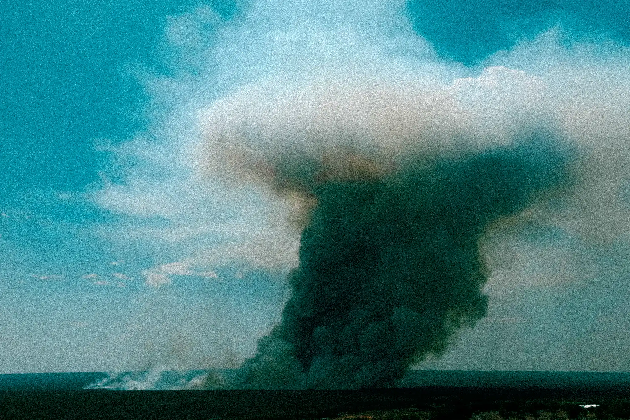 A dense column of smoke rises over a national park near Brasília during the 2024 wildfires, one of the most severe seasons recorded in Brazil in recent decades. Photo: Eraldo Peres.