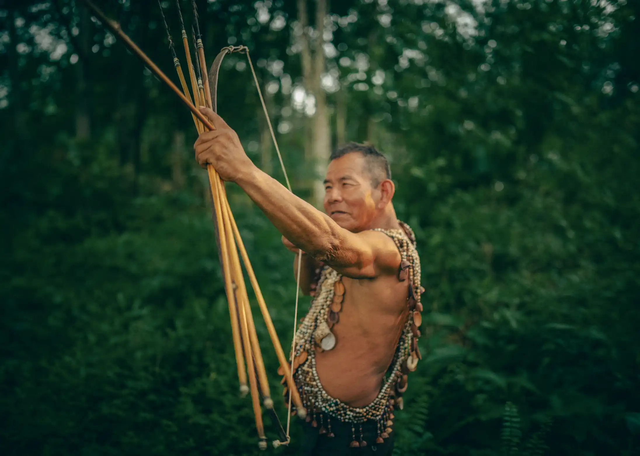 A Kakataibo community member with bow and arrows. A people who have spent centuries defending their territory. Photo: Sapiens