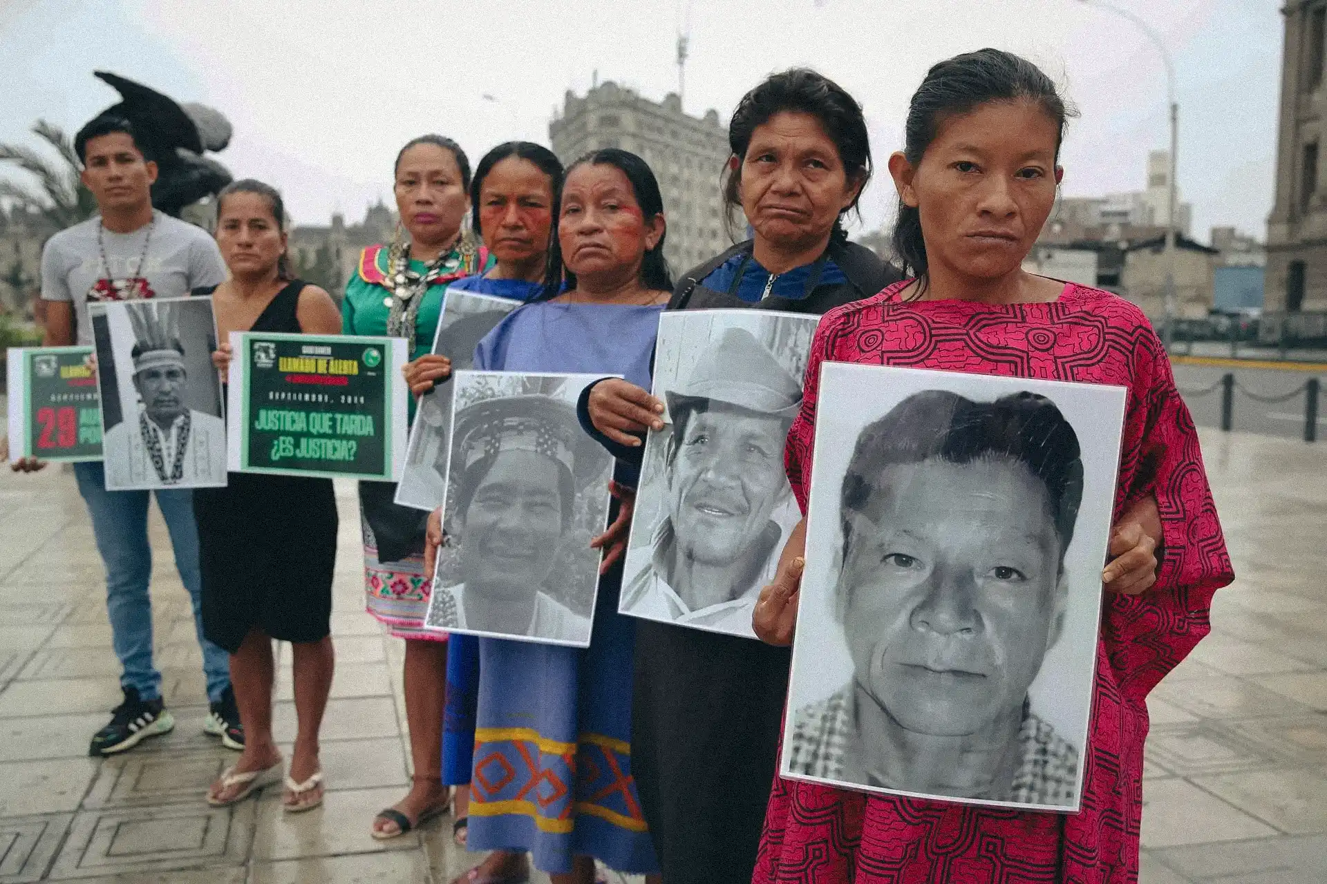 Relatives of the indigenous leaders of Saweto carry portraits of Quinto Inuma, Edwin Chota, Jorge Ríos, Leoncio Quinticima and Francisco Pinedo during a vigil outside the headquarters of the Judicial Branch in Lima, Peru. Photo: EFE/Paolo Aguilar
