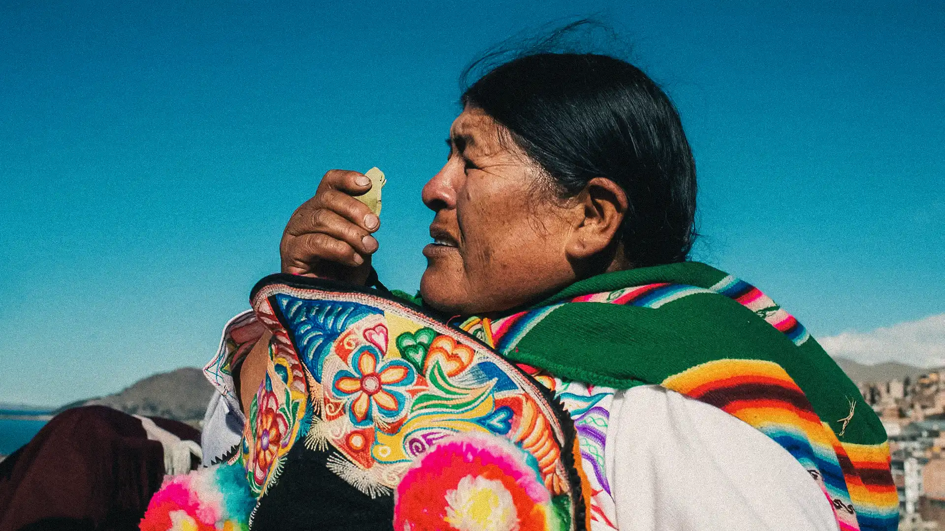 Rosa Copa, member of the Network of Women Leaders United in Defense of Water and Lake Titicaca, offers a 'kintu' of coca leaves. Photo: Illa Liendo Tagle