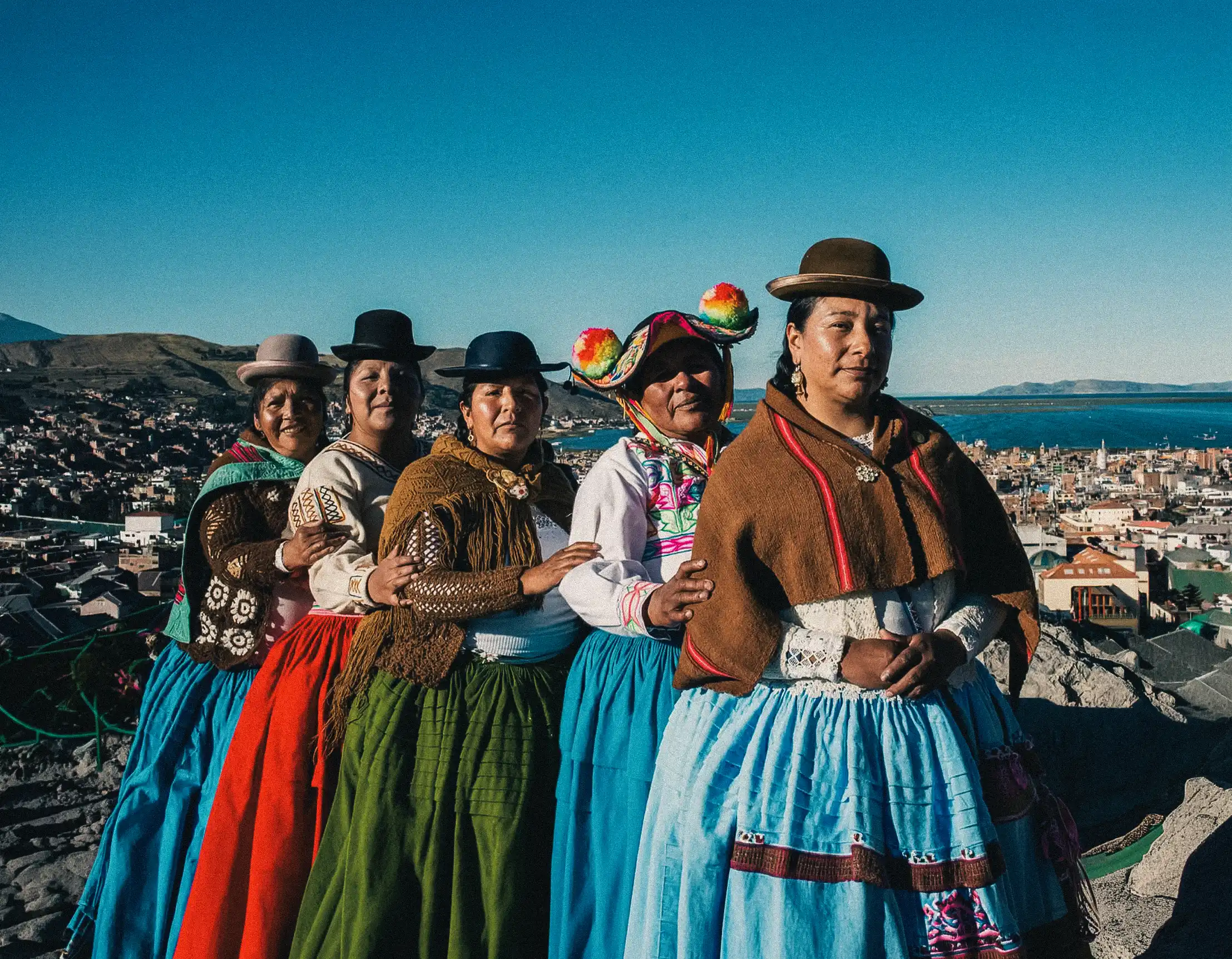 Part of the board of directors of the Network of Women in Defense of Lake Titicaca on Huajsapata hill. Photo: Illa Liendo Tagle