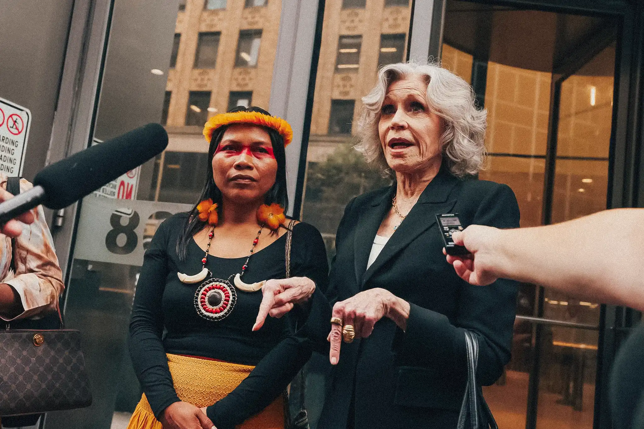 Waorani Indigenous activist Nemonte Nenquimo and actress Jane Fonda speaking to the press. Photo: Sapiens