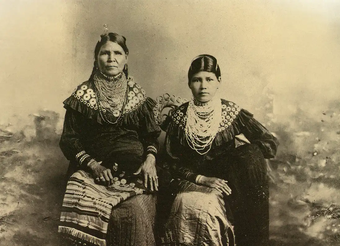 Two Lenape women (Delaware Nation), Jennie Bobb and her daughter Nellie Longhat, in Oklahoma, 1915. Source: National Anthropological Archives, Smithsonian Institution, Washington