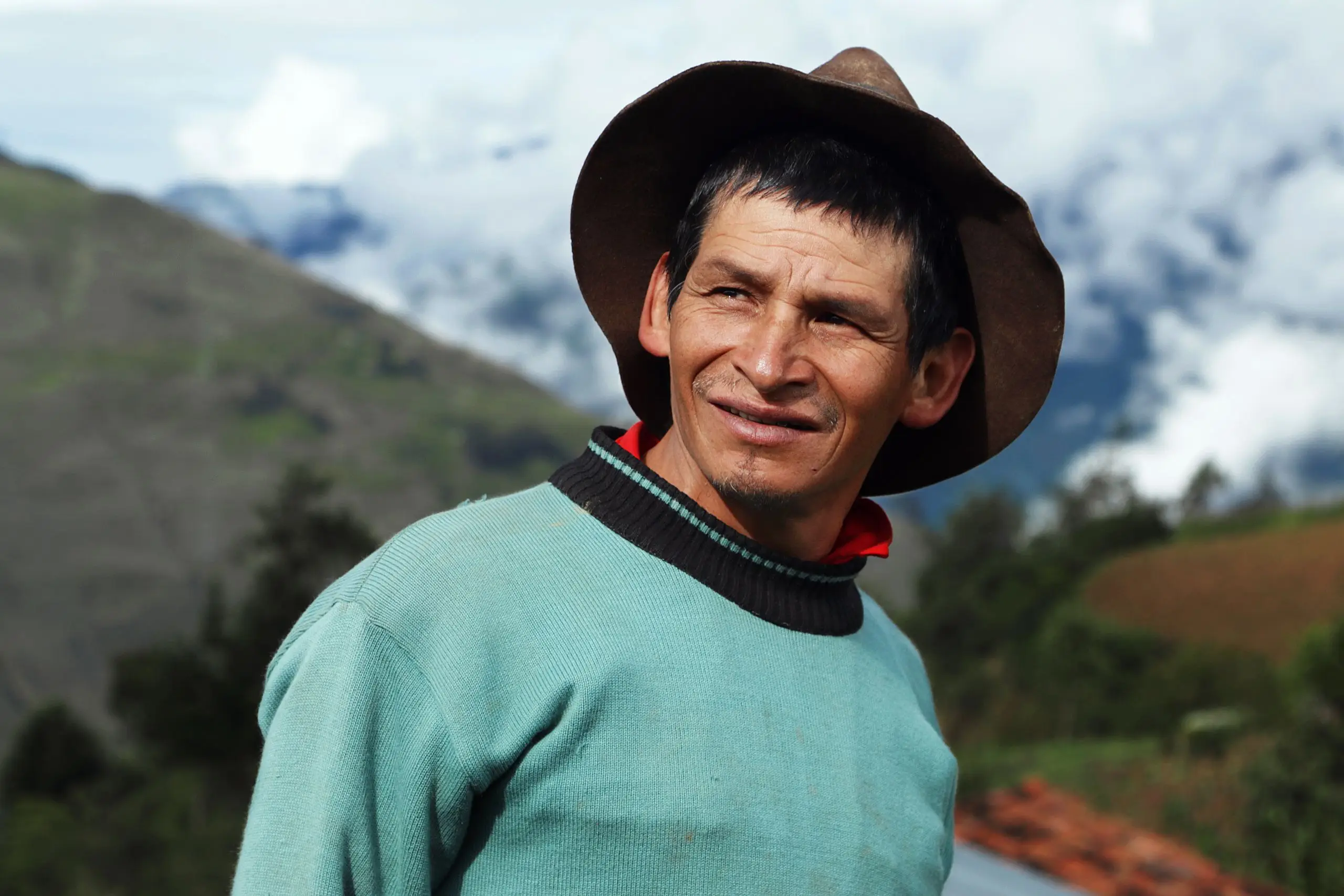 The eyes of people living in the high Andes also face the challenges of high altitude. As elevation increases, the atmosphere filters less ultraviolet (UV) radiation, exposing the eyes to more intense sunlight. Source: World Health Organization (WHO). Photo: Daniel Delgado / Pexels.