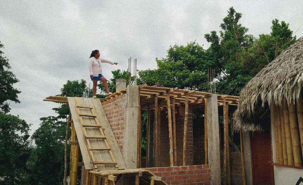 COMUAWUY women leaders, together with Amazon Watch, pushed for the construction of this shelter, which is now over capacity. Photo: COMUAWUY