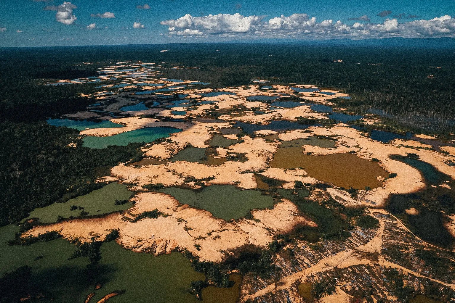 Illegal mining continues to expand across various Amazon regions, increasing pressure on tropical forests and strategic water bodies in the region. Credits: Andina.
