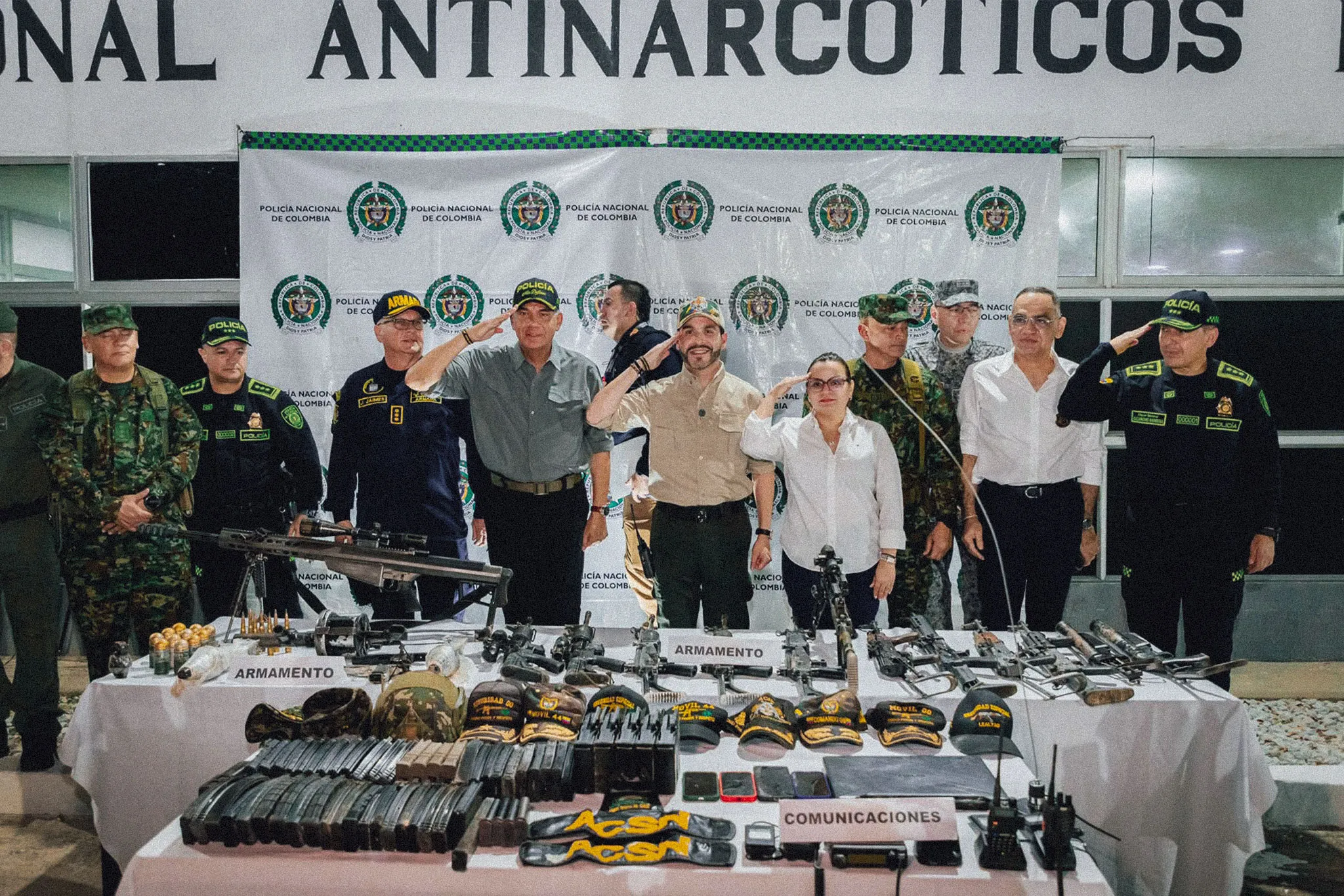 Colombian President Abelardo de la Espriella poses next to seized weapons during the announcement of results from military operations in Magdalena. Photo: 24 Horas Santa Marta.