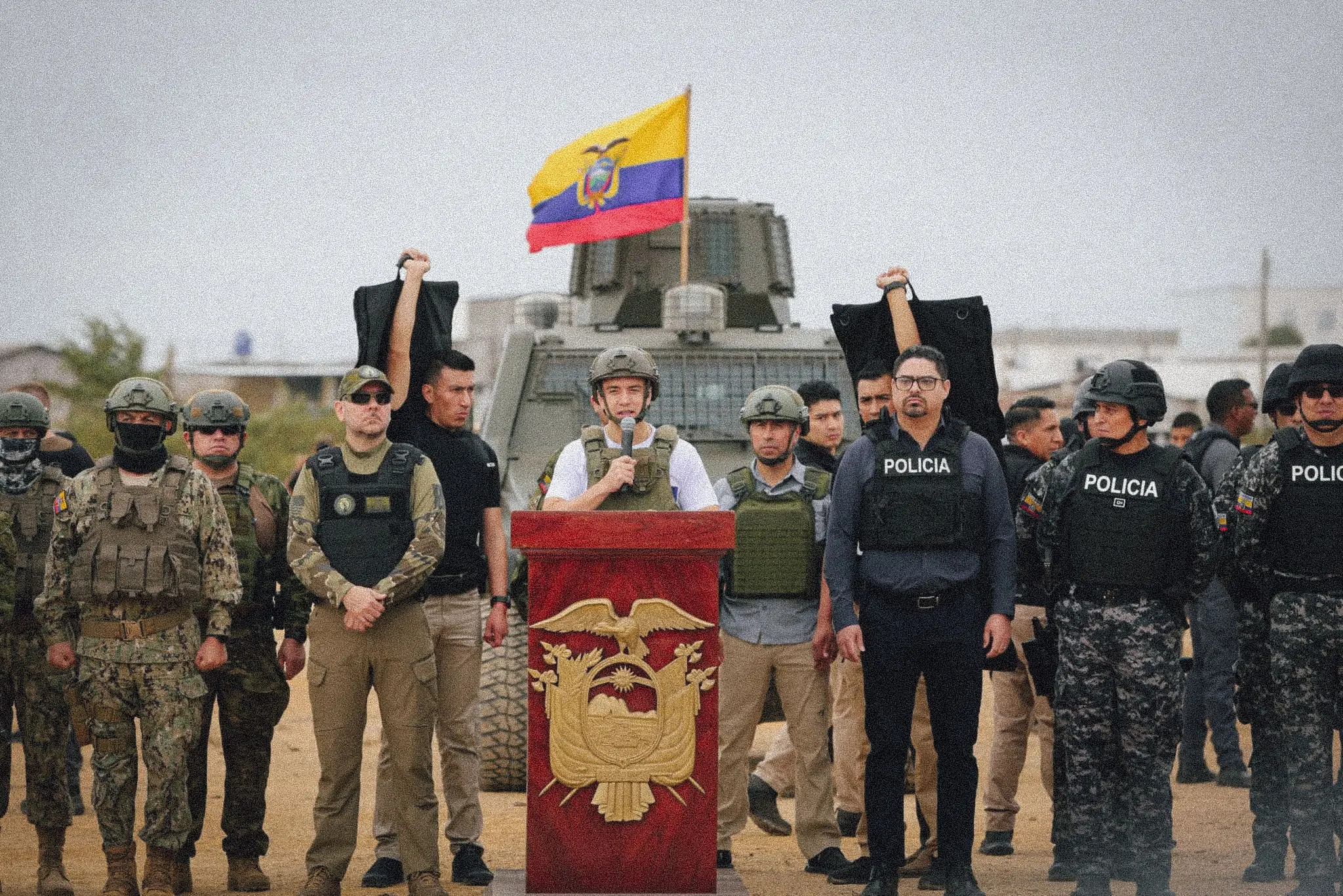 Ecuadorian President Daniel Noboa speaks surrounded by soldiers and police officers in front of an armored vehicle during a security operation in Durán, Guayas, in July 2024. Photo: Presidency of Ecuador.