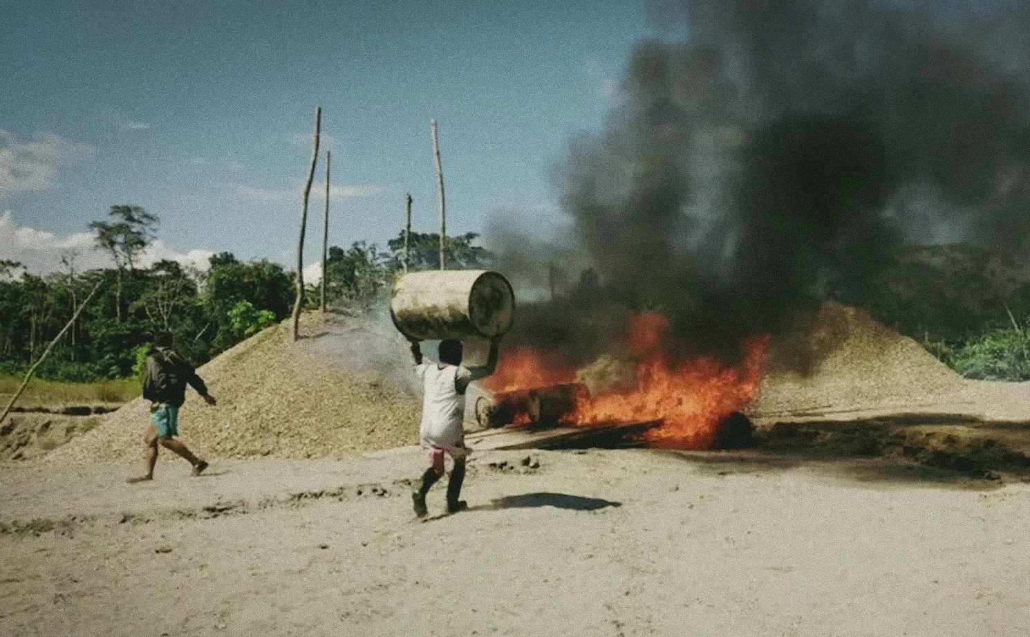 Since 2015, illegal mining has been advancing into Wampís territory along the Santiago River (Amazonas). With no response from the state, the Wampís Nation is destroying illegal dredges on its own land. Photo: Wampís Nation.